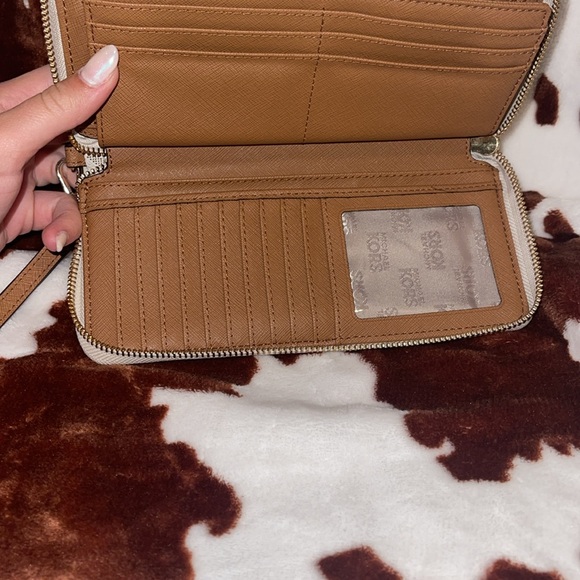 Authentic Michael Kors wristlet wallet - Picture 6 of 7